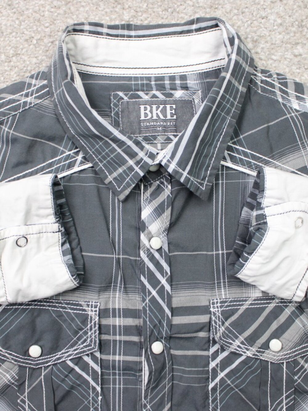 BKE Shirt Mens Medium Gray/White Standard Fit Pearl Snap Flip Cuff Long Sleeve